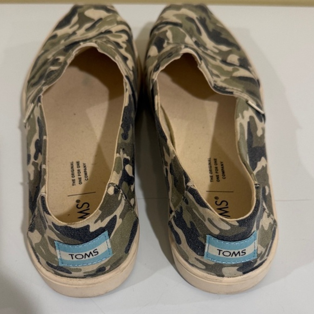 Toms Women's Camouflage Flats shoes size W7.5